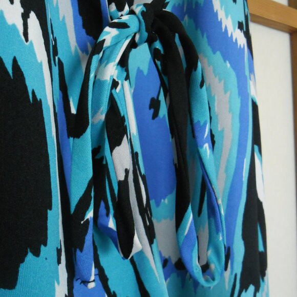 Cute tie-back top with rose detail on one shoulder. Small size. - Picture 5 of 5